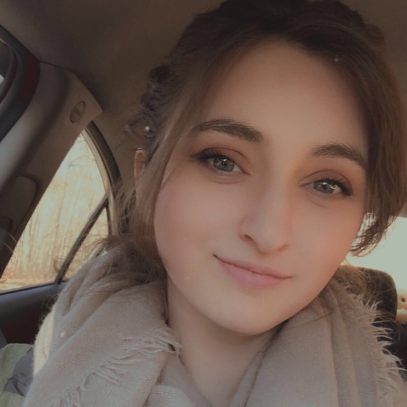 Meet your Posher, Hali - Picture 3 of 8